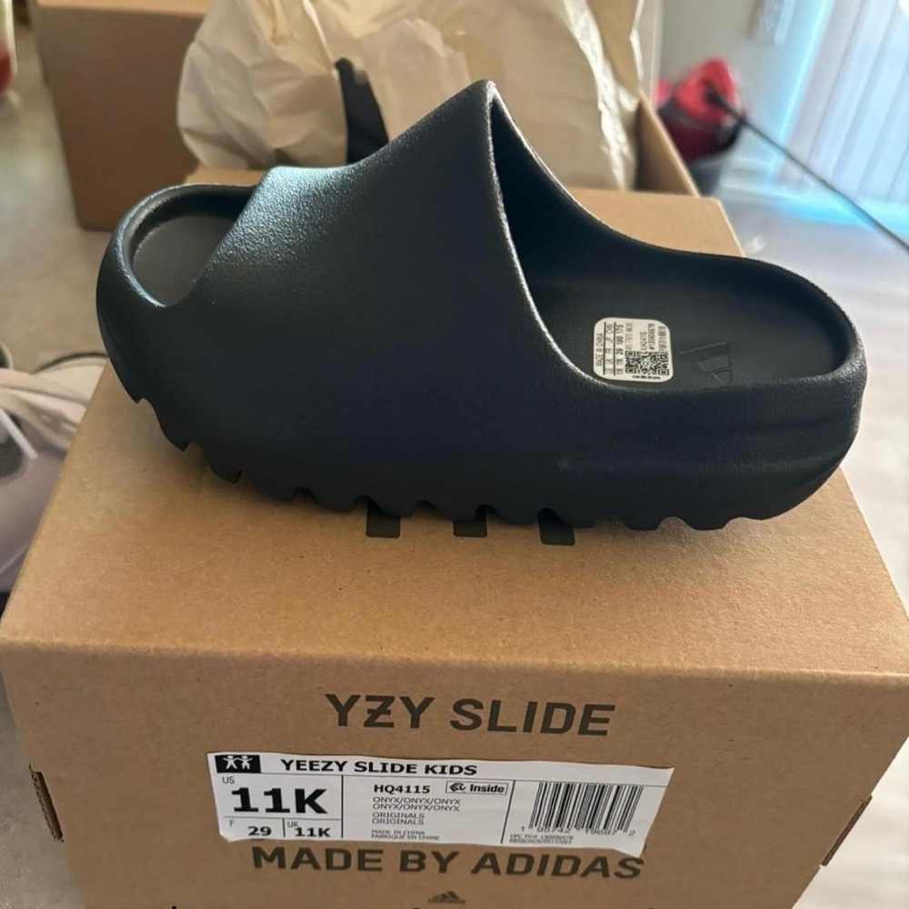 Kids Yeezy slides size 11